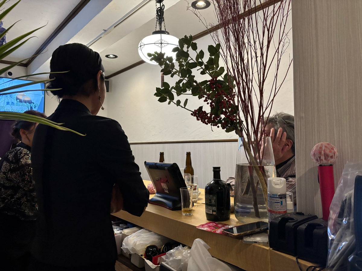 福岡中洲にあるスナック、紅灯緑酒なないろの公式サイト　可愛いママとスタッフがお待ちしております。店内の画像
