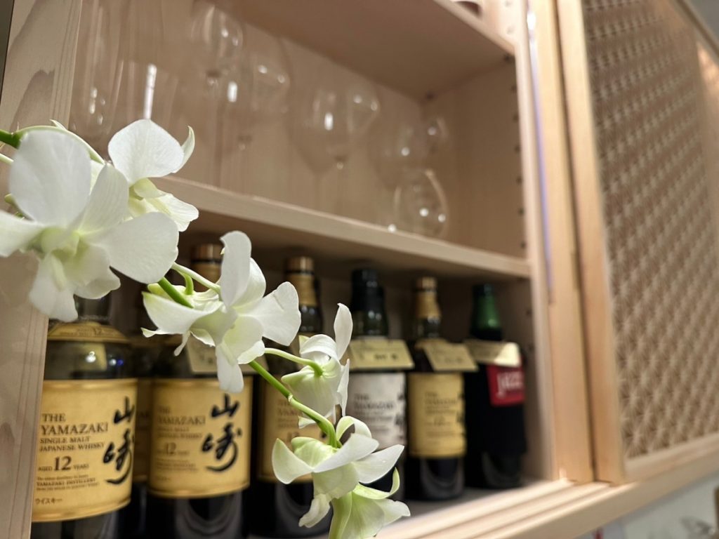 福岡中洲にあるスナック、紅灯緑酒なないろの公式サイト　可愛いママとスタッフがお待ちしております。店内の画像　音響のよい、歌がうまく聞こえるカラオケ